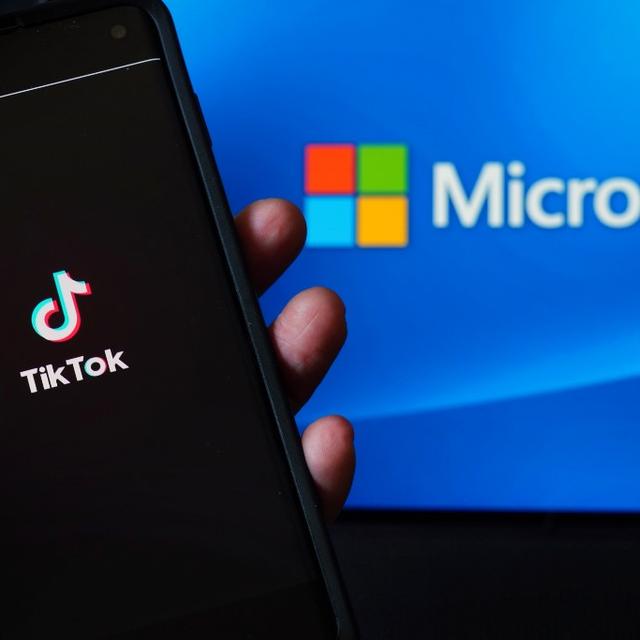 Sous la menace d'une interdiction américaine, la célèbre application TikTok, propriété du chinois ByteDance, pourrait être rachetée par Microsoft. [Getty Images via AFP - Cindy Ord]