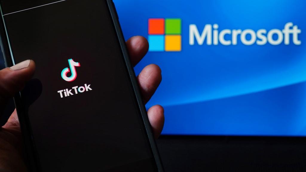 Sous la menace d'une interdiction américaine, la célèbre application TikTok, propriété du chinois ByteDance, pourrait être rachetée par Microsoft. [Getty Images via AFP - Cindy Ord]