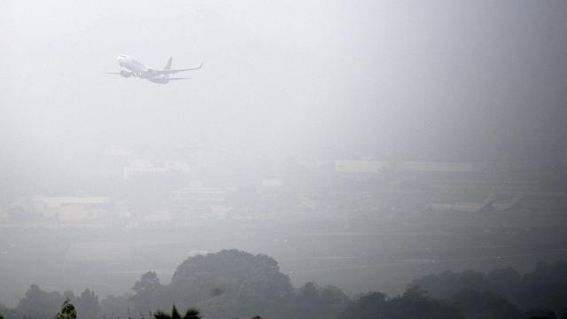 Un Boeing 737 de la compagnie indienne Spicejet décollant dans le smog de Chennai (ex-Madras) en novembre 2019 [AFP - Arun Sankar]