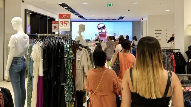 Les magasins de mode ont lancé la période de soldes dès leur réouverture. [Yoan Rithner]