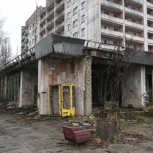 Un bâtiment abandonné dans la ville fantôme de Pripyat. [NurPhoto via AFP - Maxym Marusenko]