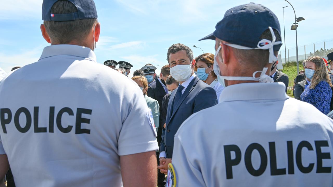 Le ministre de l'Intérieur Gérald Darmanin, devant deux policiers, le 12 juillet 2020 dans les Hauts-de-France. [Keystone - Denis Charlet]