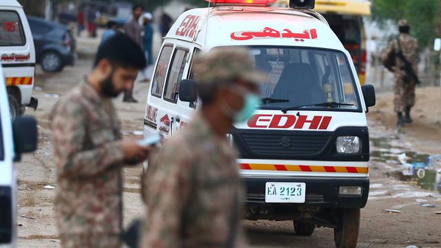 Une ambulance quitte le quartier de Karachi au Pakistan où un avion de ligne s'est écrasé, le 23 mai 2020. [EPA/Keystpne - Shazaib Akber]