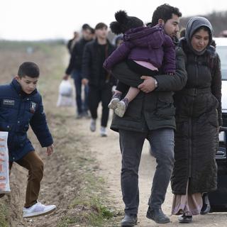 Des réfugiés ont franchi la frontière entre Turquie et Grèce vendredi à Edirne. [Keystone - Tolga Bozoglu]