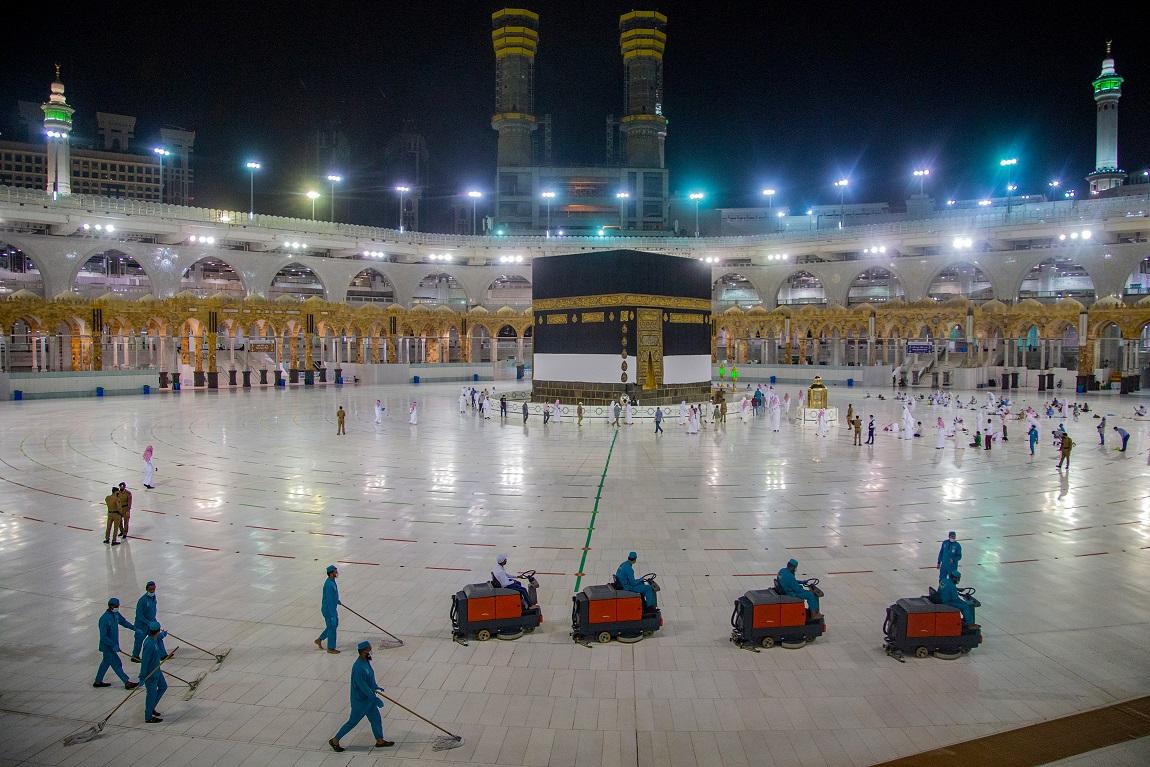 Des équipes d'ouvriers se sont employées à nettoyer et désinfecter les alentours de la Kaaba avant le grand pélerinage de La Mecque. [Ministère saoudien des médias]