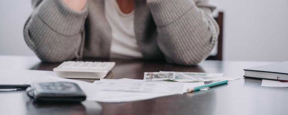 Une femme se s'inquiète de sa situation financière. [Depositphotos - AndrewLozovyi]