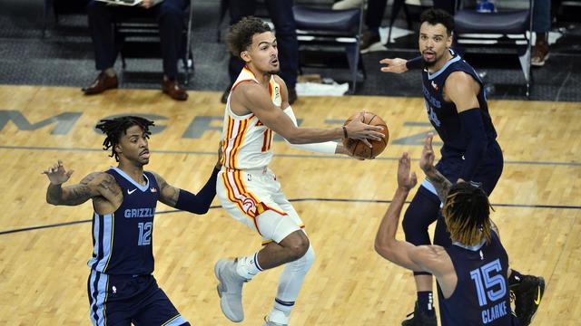 Trae Young (11) s'amuse au milieu de la défense de Memphis. [Brandon Dill]