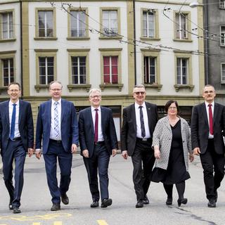 Le Conseil d'Etat fribourgeois photographié après l'élection complémentaire le 17.03.2018. [Keystone - Jean-Christophe Bott]