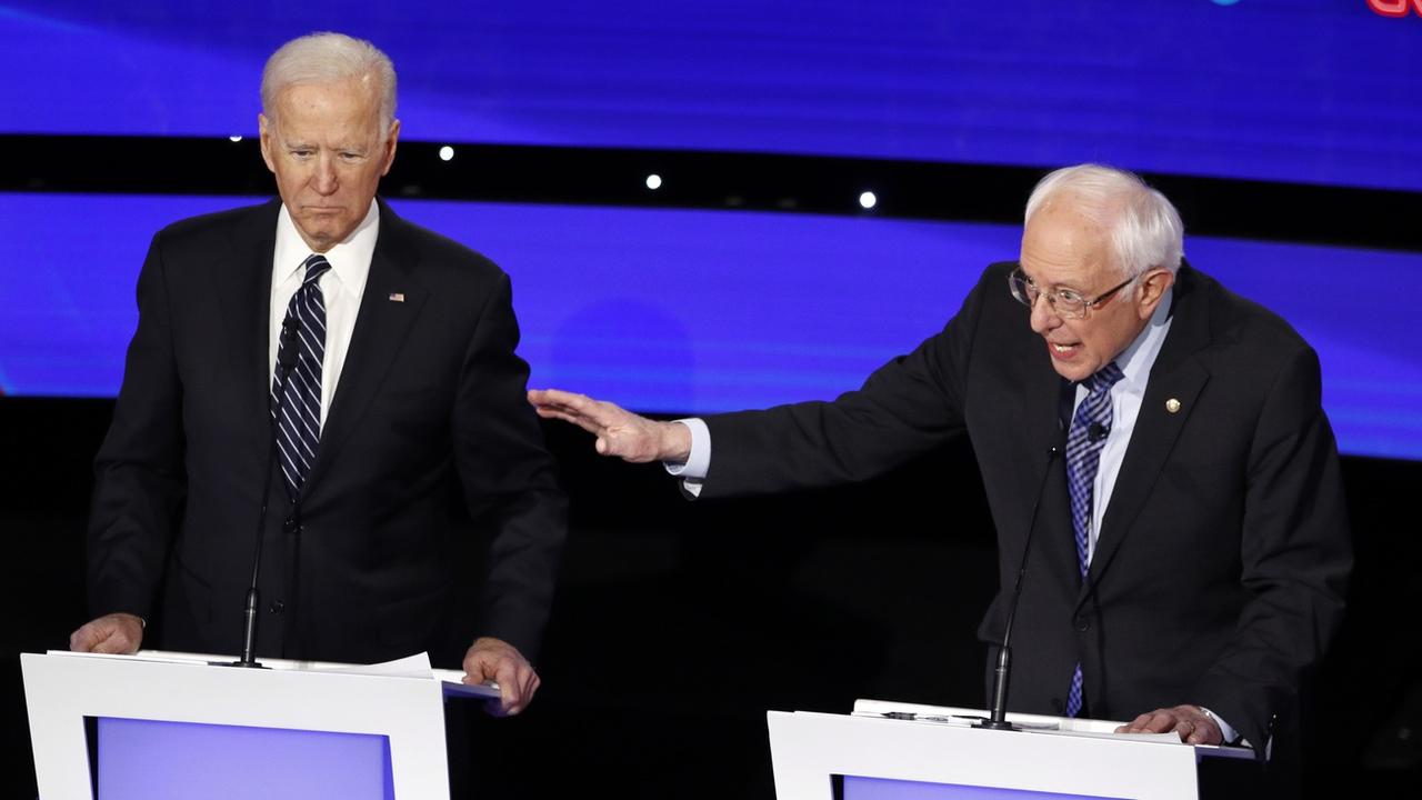 Benie Sanders cible Joe Biden lors du dernier débat démocrate avant les primaires, le 14 janvier 2020. [Keystone - Patrick Semansky]