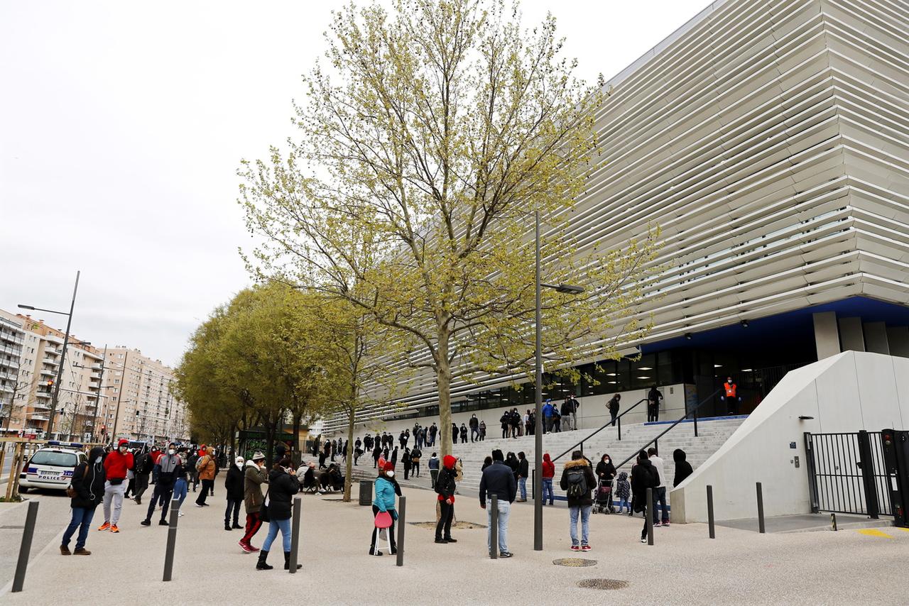 Des centaines de personnes faisaient lundi la file devant l'Institut hospitalo-universitaire Méditerranée Infection de Marseille, où officie le Dr. Raoult. [Reuters - SEBASTIEN NOGIER]