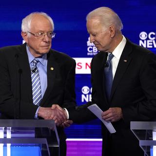 Bernie Sanders (à droite) et Joe Biden (à gauche), lors d'un débat à Charleston, 25.02.2020. [Reuters - Jonathan Ernst]