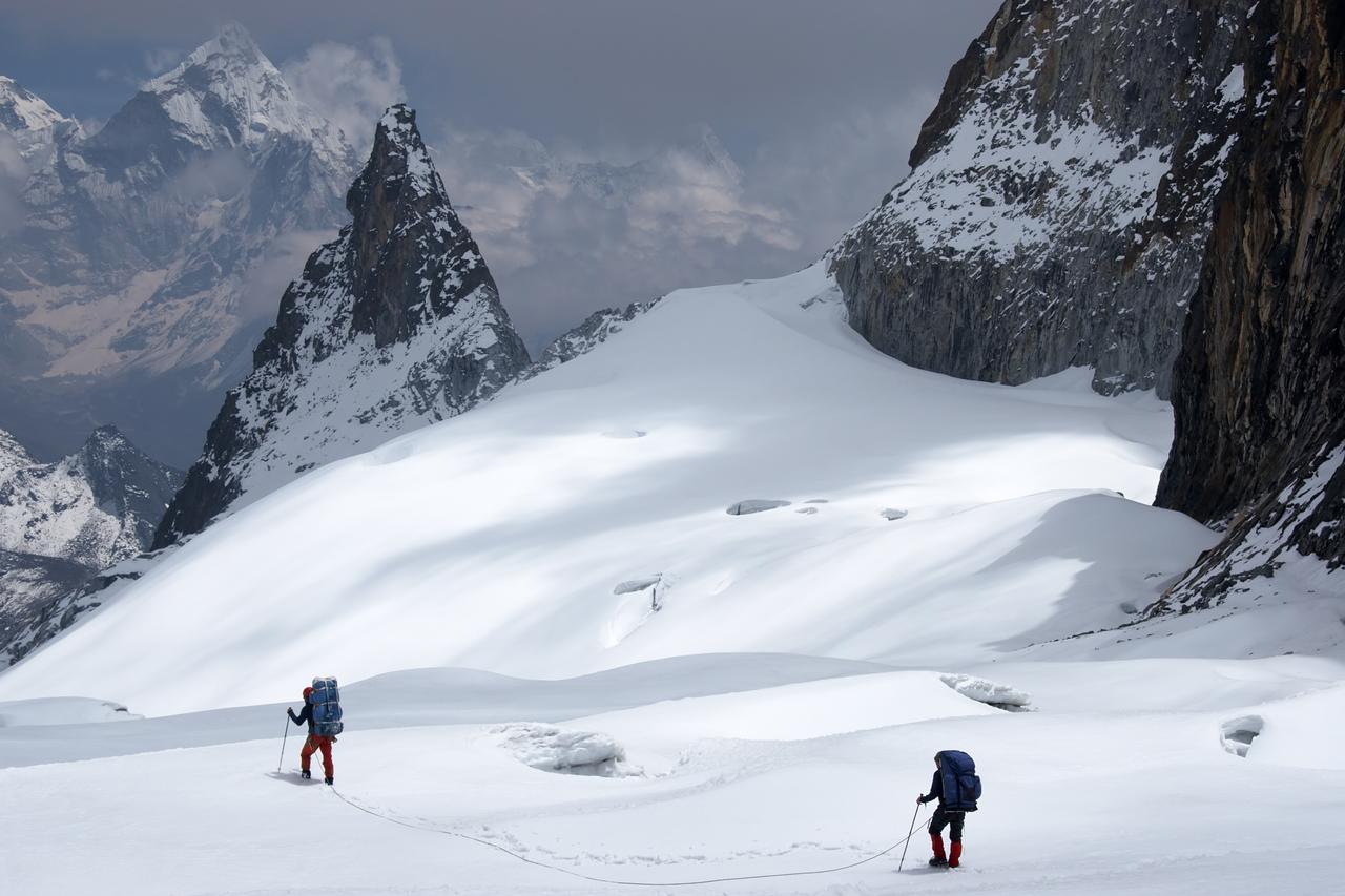 Deux alpinistes encordés ensemble. [depositphotos.com - Alexander Zotov]