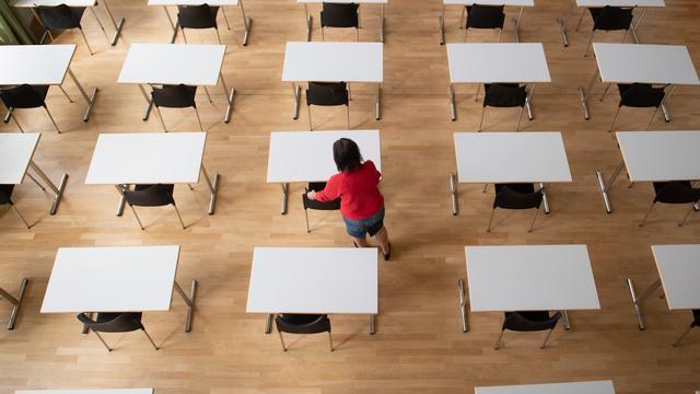 Une salle pour des examens dans un gymnase à Bautzen, en Allemagne. [Keystone - DPA/Sebastian Kahnert]