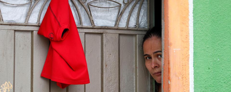 epa08369751 Inhabitants from Ciudad Bolivar place red flags on the facades of their houses, south of Bogota, Colombia, 17 April 2020. Those most in need put up red flags, shirts or rags to indicate that they need food aid during the COVID-19 quarantine. EPA/Carlos Ortega [Keystone/EPA - Carlos Ortega]