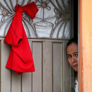 epa08369751 Inhabitants from Ciudad Bolivar place red flags on the facades of their houses, south of Bogota, Colombia, 17 April 2020. Those most in need put up red flags, shirts or rags to indicate that they need food aid during the COVID-19 quarantine. EPA/Carlos Ortega [Keystone/EPA - Carlos Ortega]