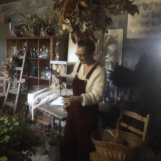 Nathalie Vuagnaiux, dîte "la petite fleureuse", dans son atelier. [RTS - Sophie Prouse]