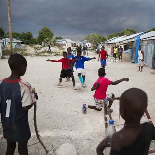 Des enfants jouent dans un camp mis sur pied pour les personnes handicapées et leurs familles après le tremblement de terre de 2010 à Port-au-Prince, Haïti. [AP Photo/Keystone - Dieu Nalio Chery]