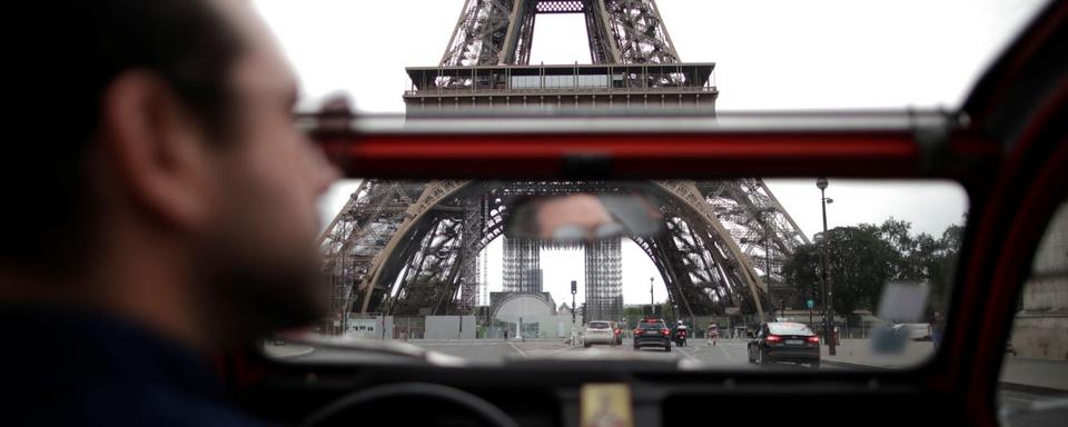 Une visite de Paris en 2CV passe devant la Tour Eiffel, le 26 juin 2020. [Reuters - Benoît Tessier]