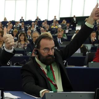 Surpris lors d’une partie fine, le député européen hongrois Jozsef Szajer démissionne. [AP Photo/ Keystone - Jean-Francois Badias]