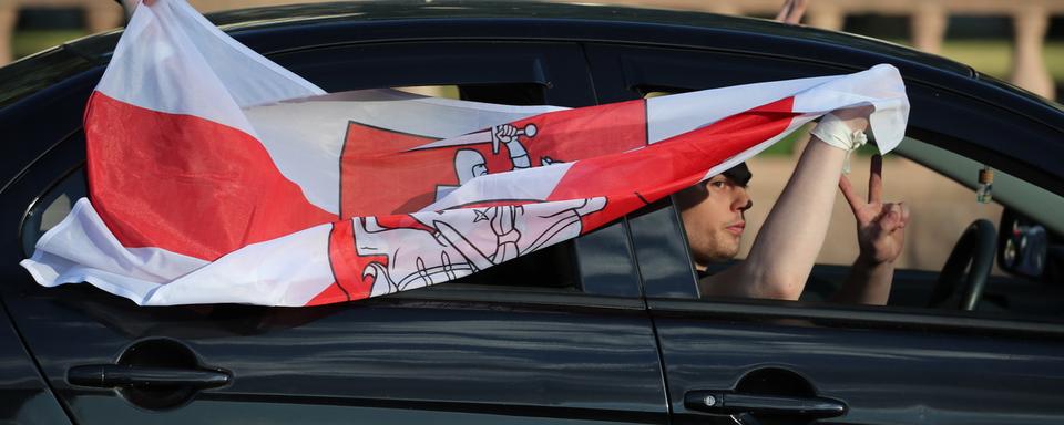 Des partisans de l'opposition dans une rue de Minsk, 07.08.2020. [EPA/Keystone - Tatyana Zenkovich]