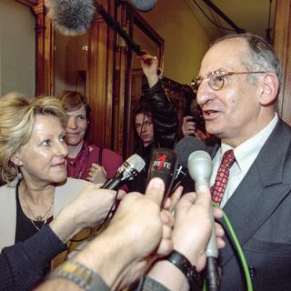 Pascal Couchepin interviewé alors qu'il était candidat au Conseil fédéral en 1998. [Keystone - Edi Engeler]