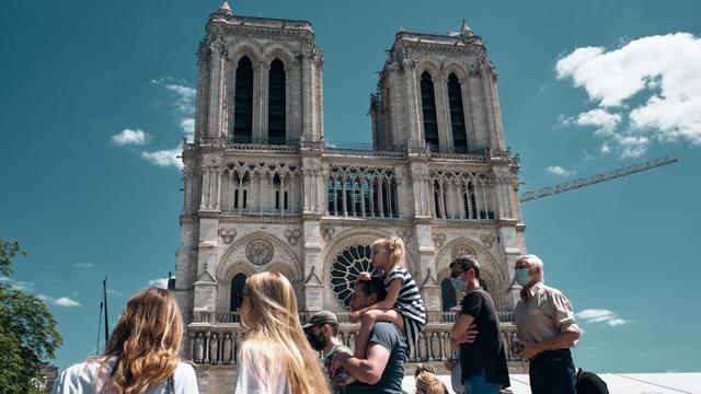 Une partie du parvis de la Cathédrale Notre-Dame de Paris a rouvert dimanche [AFP - Benoît Durand / Hans Lucas]