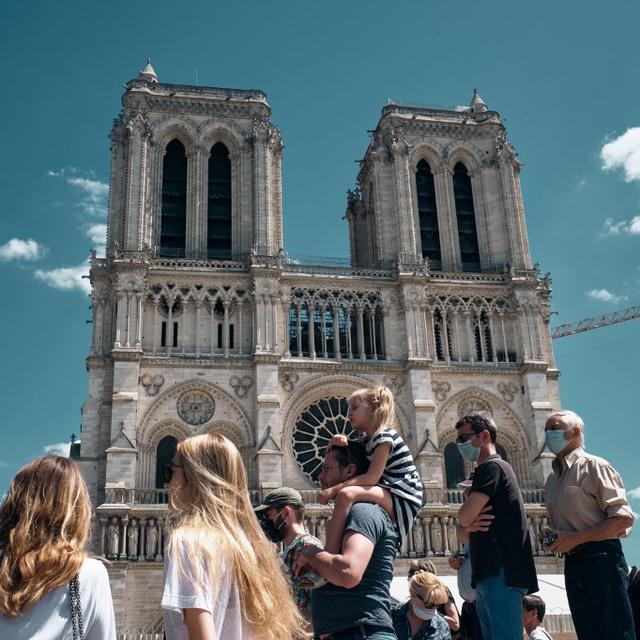 Une partie du parvis de la Cathédrale Notre-Dame de Paris a rouvert dimanche [AFP - Benoît Durand / Hans Lucas]