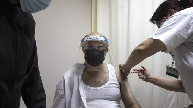 Vaccination éclaire en Israël. [Keystone/AP - Tsafrir Abayov]