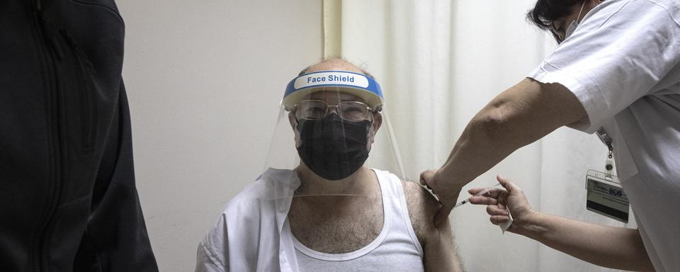 Vaccination éclaire en Israël. [Keystone/AP - Tsafrir Abayov]