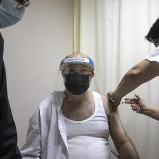 Vaccination éclaire en Israël. [Keystone/AP - Tsafrir Abayov]