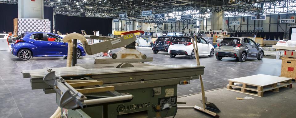 Le démontage du 90e Salon de l'Auto, à Palexpo, annulé en raison de la pandémie de coronavirus. [Keystone - Salvatore di Nolfi]