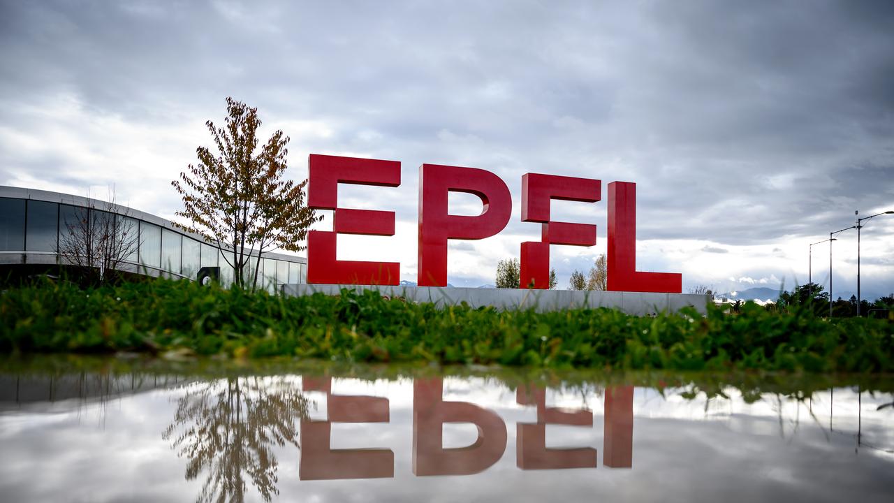 Le logo de l'Ecole polytechnique fédérale de Lausanne, EPFL, est visible sur le campus devant le Rolex Learning Center. [FABRICE COFFRINI / AFP]