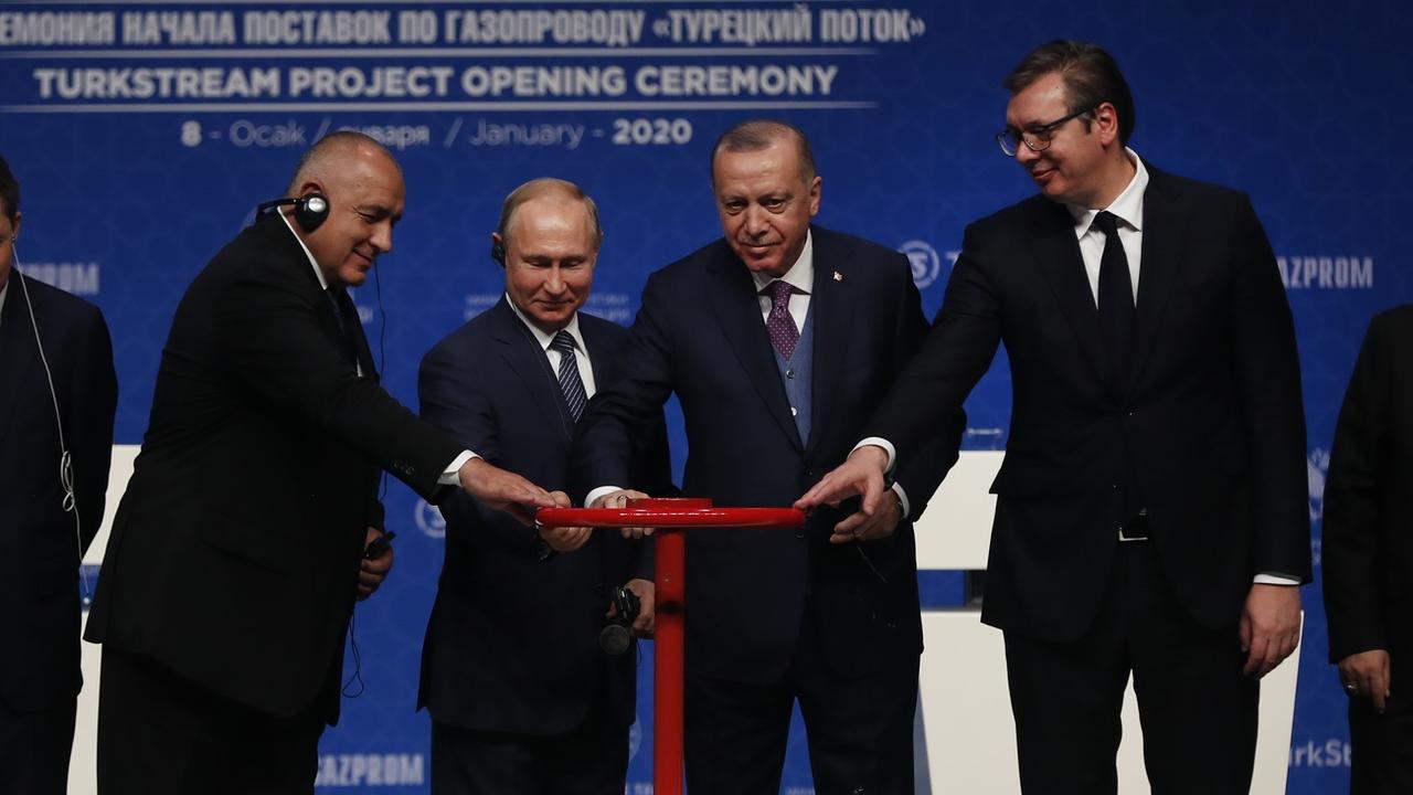 Vladimir Poutine et Tayyip Erdogan, entourés par le président serbe Aleksandar Vucic (à droite) et le premier ministre bulgare Boyko Borisov (à gauche). [Keystone - Lefteris Pitarakis]