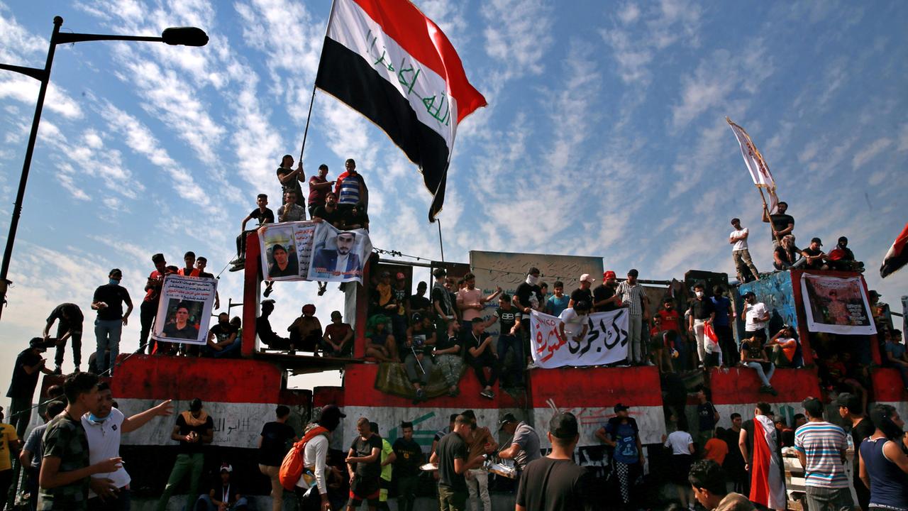 Les manifestants réunis dimanche au centre de Bagdad. [Keystone - AP Photo/Khalid Mohammed]