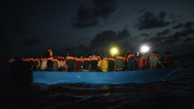 Des migrants sur un bateau au large de la Libye (image d'illustration). [Keystone/AP Photo - Santi Palacios]