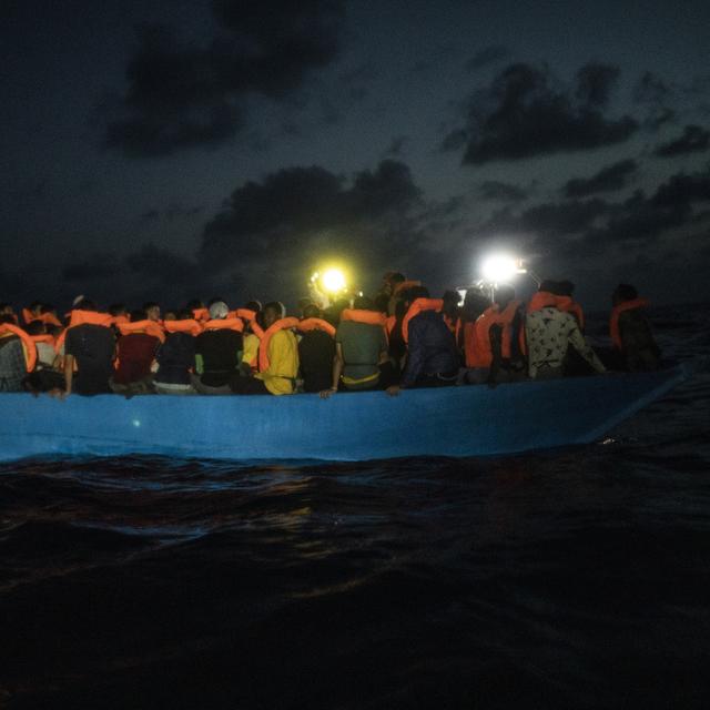 Des migrants sur un bateau au large de la Libye (image d'illustration). [Keystone/AP Photo - Santi Palacios]