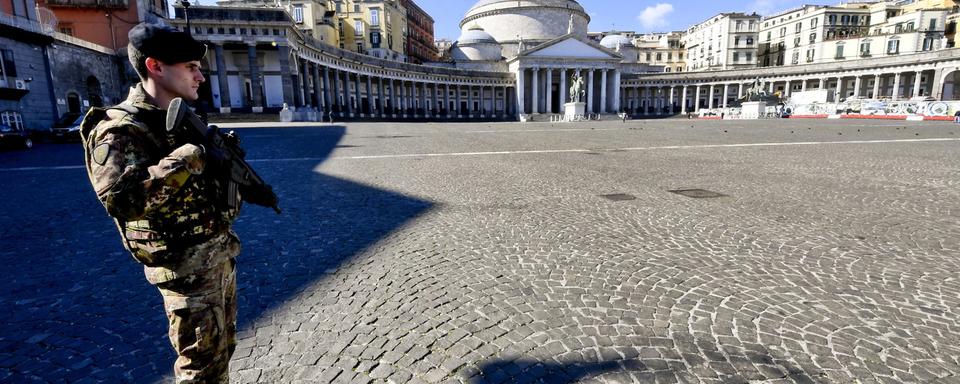 Un place déserte et bien gardée à Naples. [Keystone - EPA/Ciro Fusco]