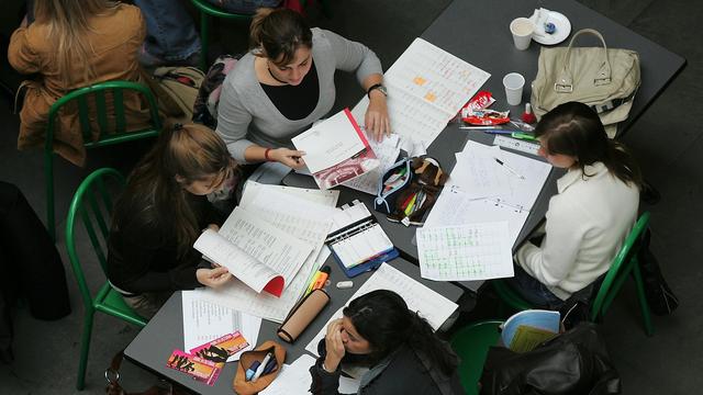 Des étudiants à la cafétéria d'Uni Mail, à Genève. [Keystone - Martial Trezzini]