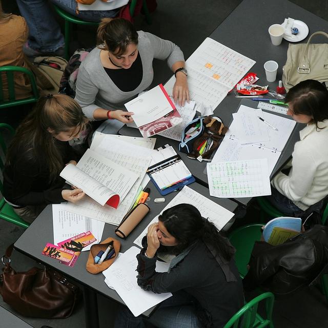 Des étudiants à la cafétéria d'Uni Mail, à Genève. [Keystone - Martial Trezzini]