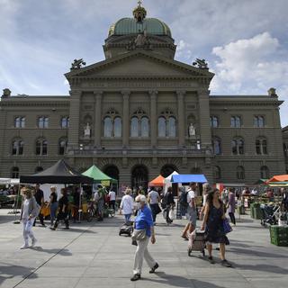 Jour de marché sur la place du Palais fédéral. [Keystone - Anthony Anex]