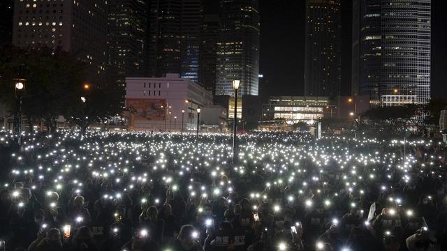 Les manifestations se poursuivent ce 3 janvier 2020 à Hong Kong. Ici, les protestataires brandissent leurs smartphones allumés. [AP Photo - Vincent Yu]