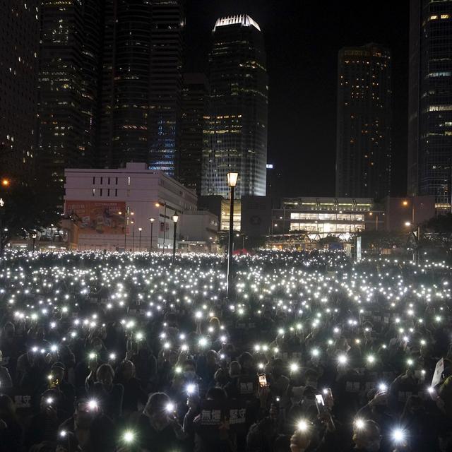 Les manifestations se poursuivent ce 3 janvier 2020 à Hong Kong. Ici, les protestataires brandissent leurs smartphones allumés. [AP Photo - Vincent Yu]