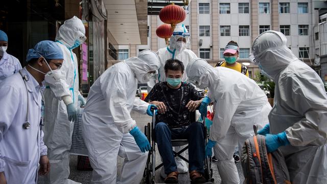 Des soignants transportent un patient à Wuhan, en Chine. [AFP - STR]