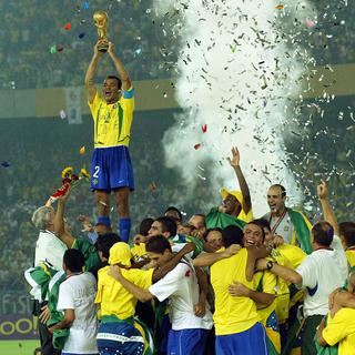 le Brésil remporte sa 5e Coupe du monde de football en 2002. [AP Photo/Keystone - Thomas Kienzle]