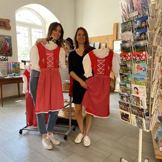 Virginie Gerhard et Julie Rausis dans la boutique du Heididorf de Maienfeld. [RTS]