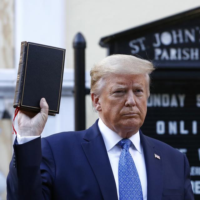 Le président Donald Trump tenant une Bible. [AP Photo/Keystone - Patrick Semansky]