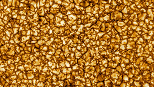 Les images du télescope Inouye montrent des bulles de plasma grossir et monter à la surface avant de changer de couleur. [Reuters - NSO/NSF/AURA]