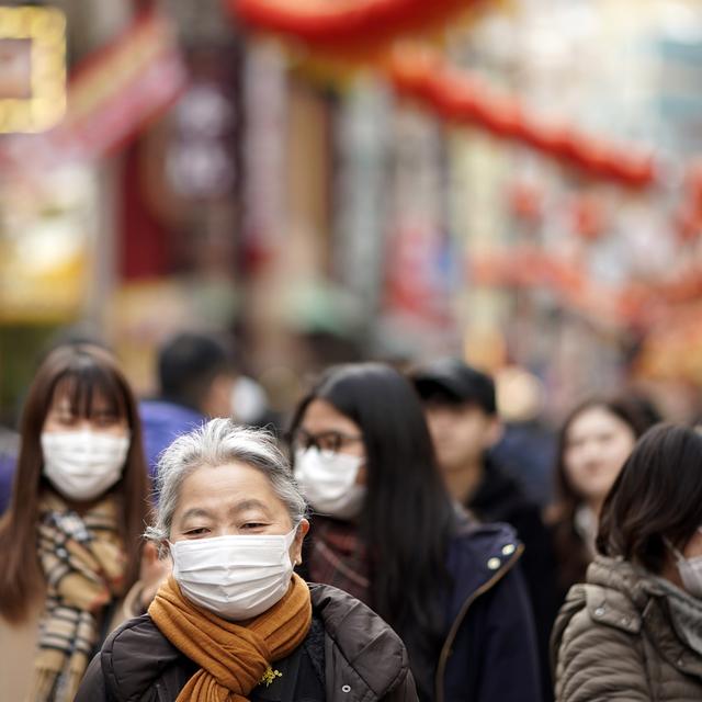 Des personnes portent des masques lors des célébrations du Nouvel-An chinois, à Yokohama Chinatown près de Tokyo, le 25 janvier 2020. [EPA/Keystone - Franck Ribochon]