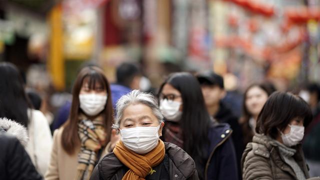 Des personnes portent des masques lors des célébrations du Nouvel-An chinois, à Yokohama Chinatown près de Tokyo, le 25 janvier 2020. [EPA/Keystone - Franck Ribochon]
