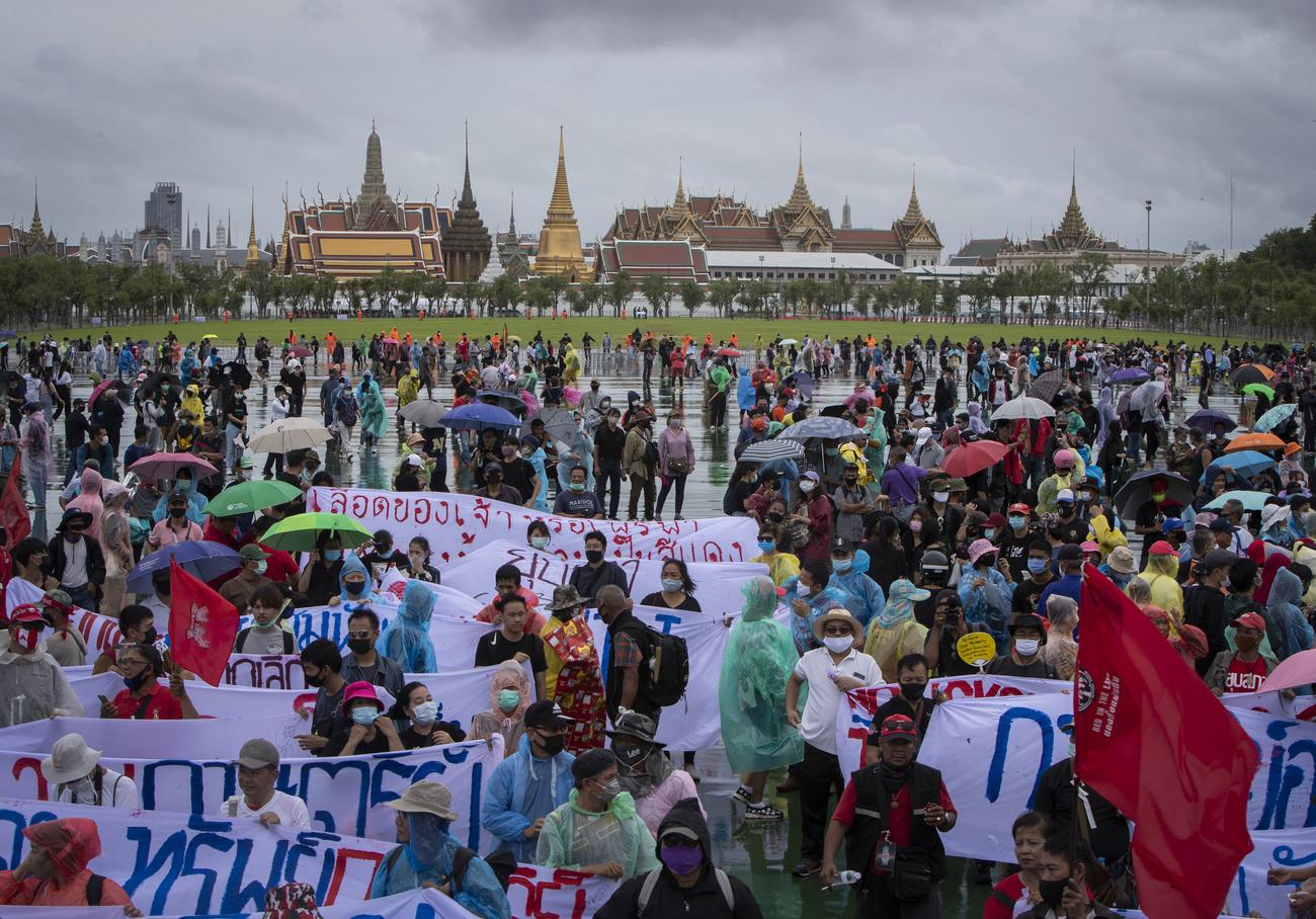 Des manifestants pro-démocratie rassemblés près du Grand palais royal à Bangkok le 19 septembre 2020. [Keystone - AP Photo/Wason Wanichakorn]